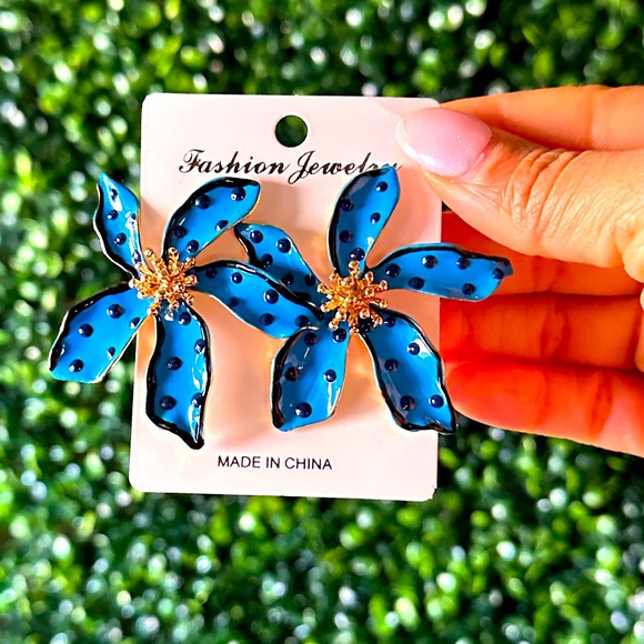 NWT Royal Blue Flower Statement Earrings - Picture 2 of 2